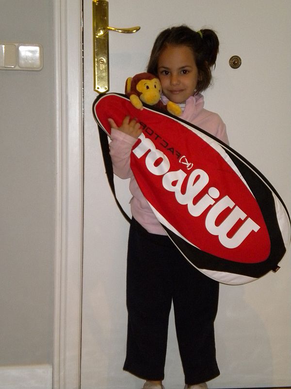 mi hija Isabel, preparándose para ir a clase de tenis