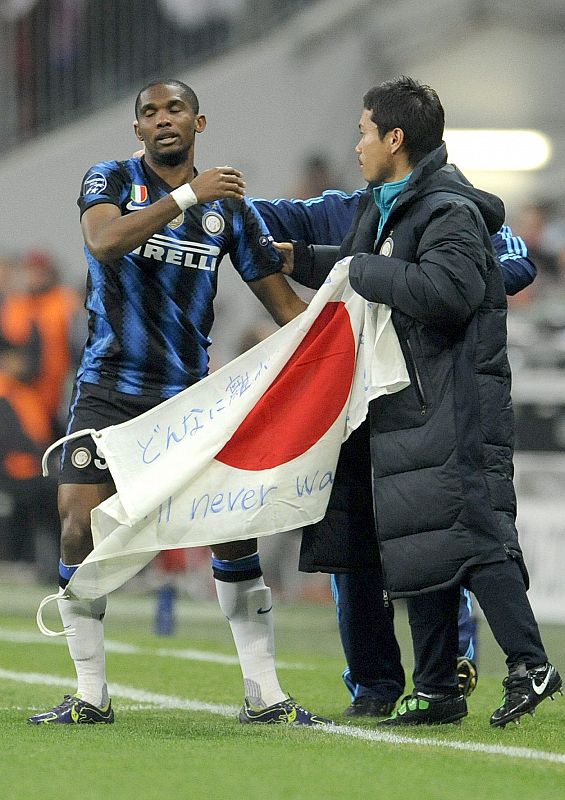 El delantero camerunés del Inter de Milán Samuel Eto'o celebra su gol contra el Bayern Munich con su compañero japonés Yuto Nagatomo.