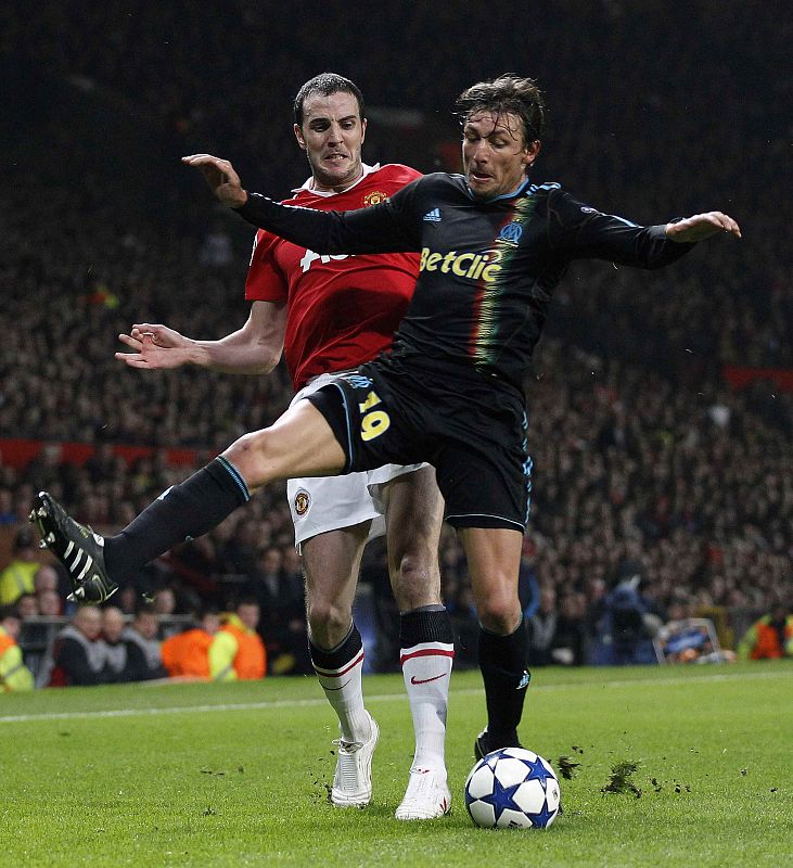 Heinze protege el balón de la llegada del jugador del United O'Shea.