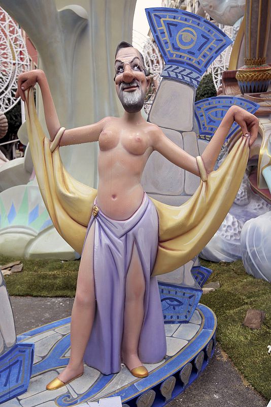 Rajoy, caracterizado como bailarina del vientre en una falla de Valencia