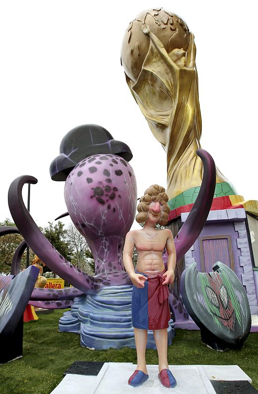 Ninot del defensa de la selección española Carles Pujol con el pulpo Paul y la Copa del Mundo tras él, en la falla Paseo de la Alameda - Avenida de Francia.
