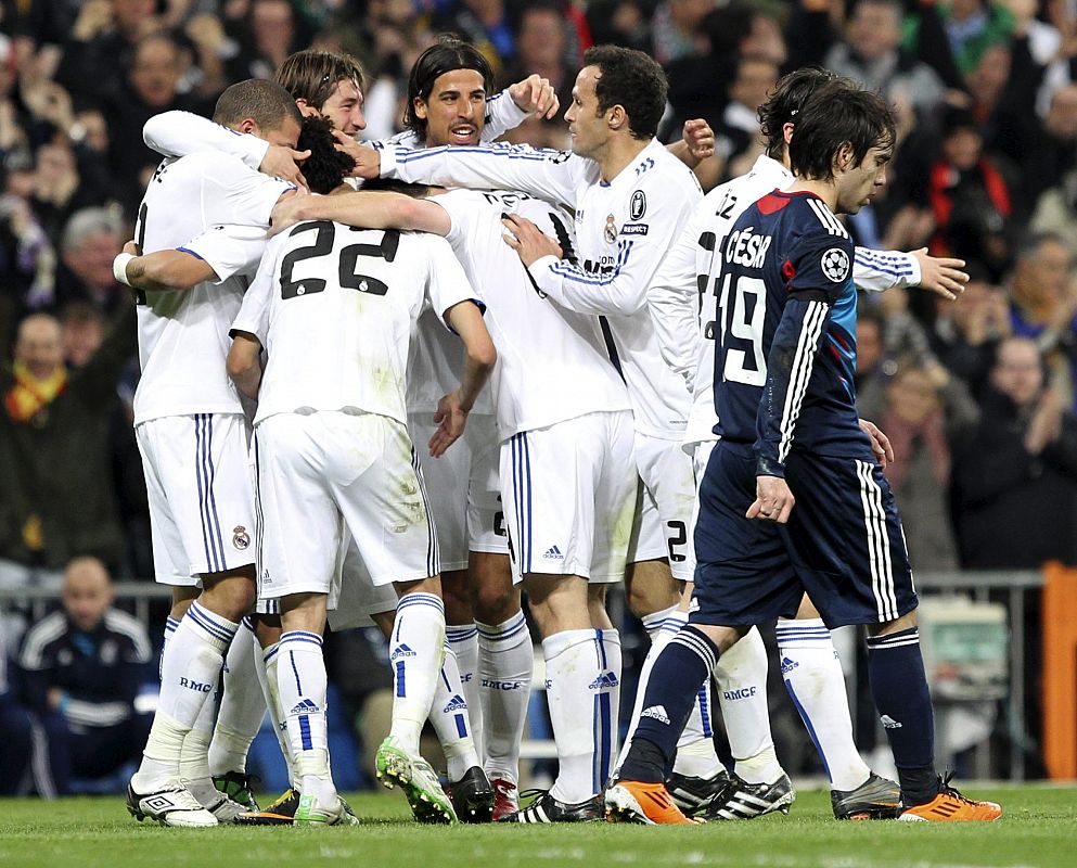 Los jugadores del Real Madrid celebran su primer gol frente al Olympique de Lyon.