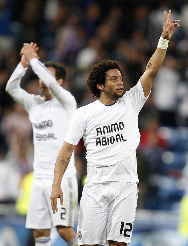 Marcelo y Carvalho, con las camisetas que los jugadores de Madrid y Lyon han homenajeado a Abidal al final del partido.