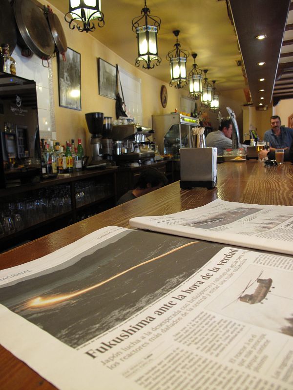 El camarero del Mesón Víctor, en Trillo, asegura que a pesar del accidente de Fukushima se habla más, pero "no hay recelo" hacia la central.