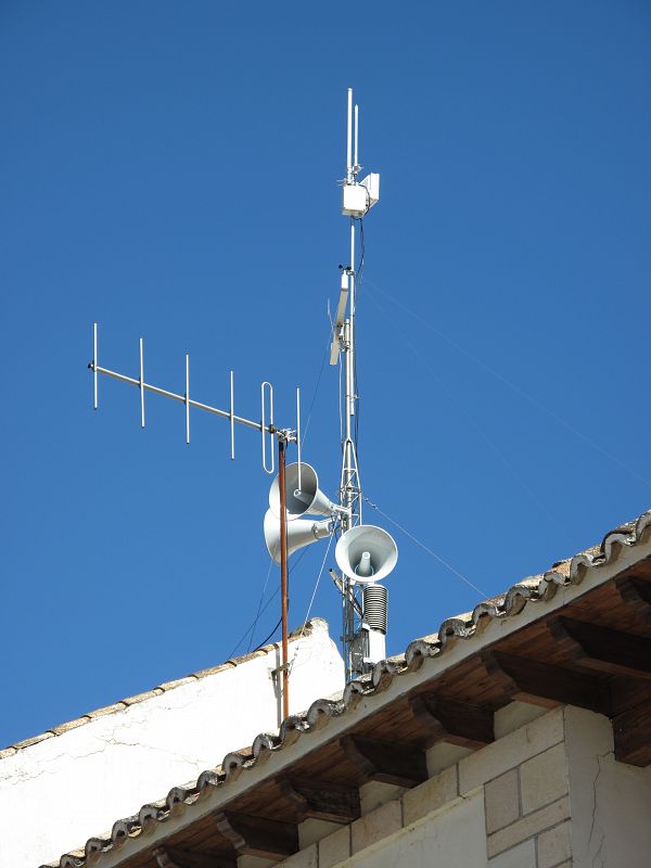 El Ayuntamiento de Trillo ha instalado en su tejado altavoces para alertar a los vecinos si hay algún problema con la central