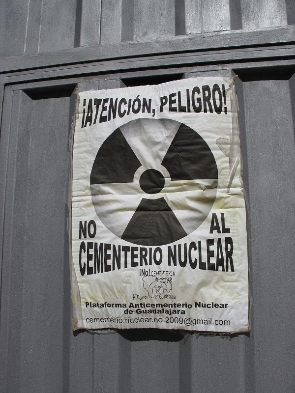 Los vecinos de Yebra contrarios al almacén han llegado los balcones y puertas de sus casas con carteles