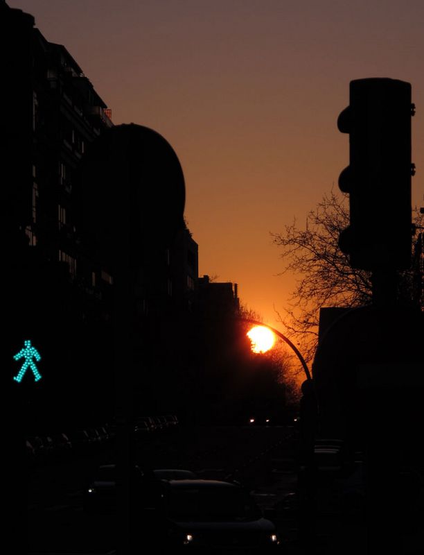 Fotografía del primer Sol de la primavera 2011, tomada esta mañana en Madrid capital.