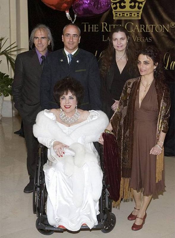 La actriz Elizabeth Taylor rodeada con sus hijos en un hotel de Las Vegas