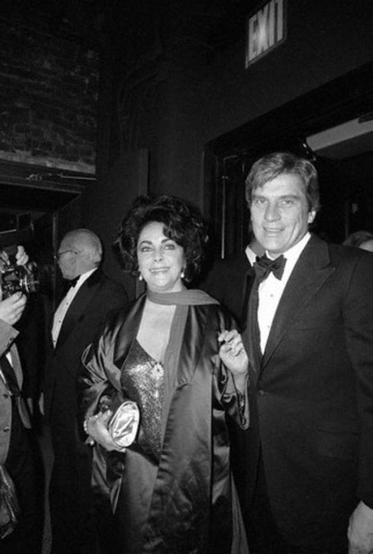 El senador John W. Warner se convirtió en su séptimo marido