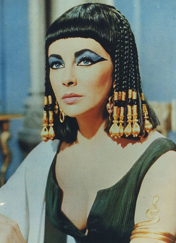 Elizabeth Taylor caracterizada como Cleopatra, uno de sus papeles más famosos