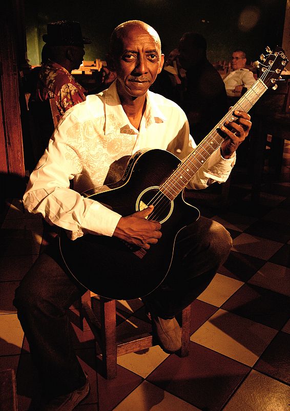 El guitarrista Gabino. Jardines Casa de la Trova