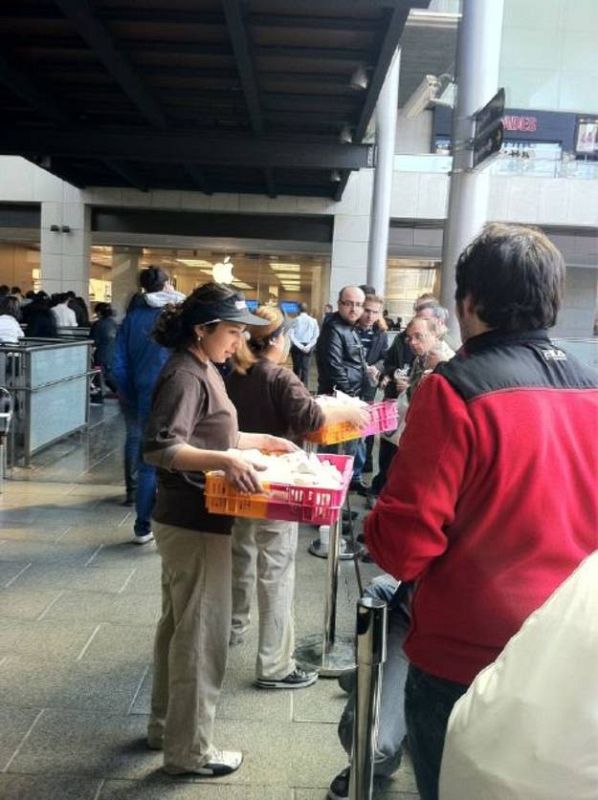 En Barcelona se han repartido donuts y botellas de agua para todos los que han hecho cola para conseguir el iPad 2
