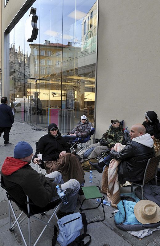 Varias personas se han acomodado lo mejor posible en frente de la tienda de Apple en Múnich, Alemania, para ser los primeros en comprar en iPad 2