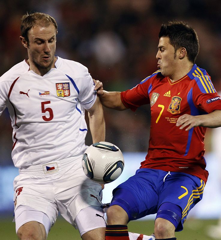 David Villa presionado por el jugador de la República Checa, Hubnik, en el partido de clasificación para la Eurocopa 2012.