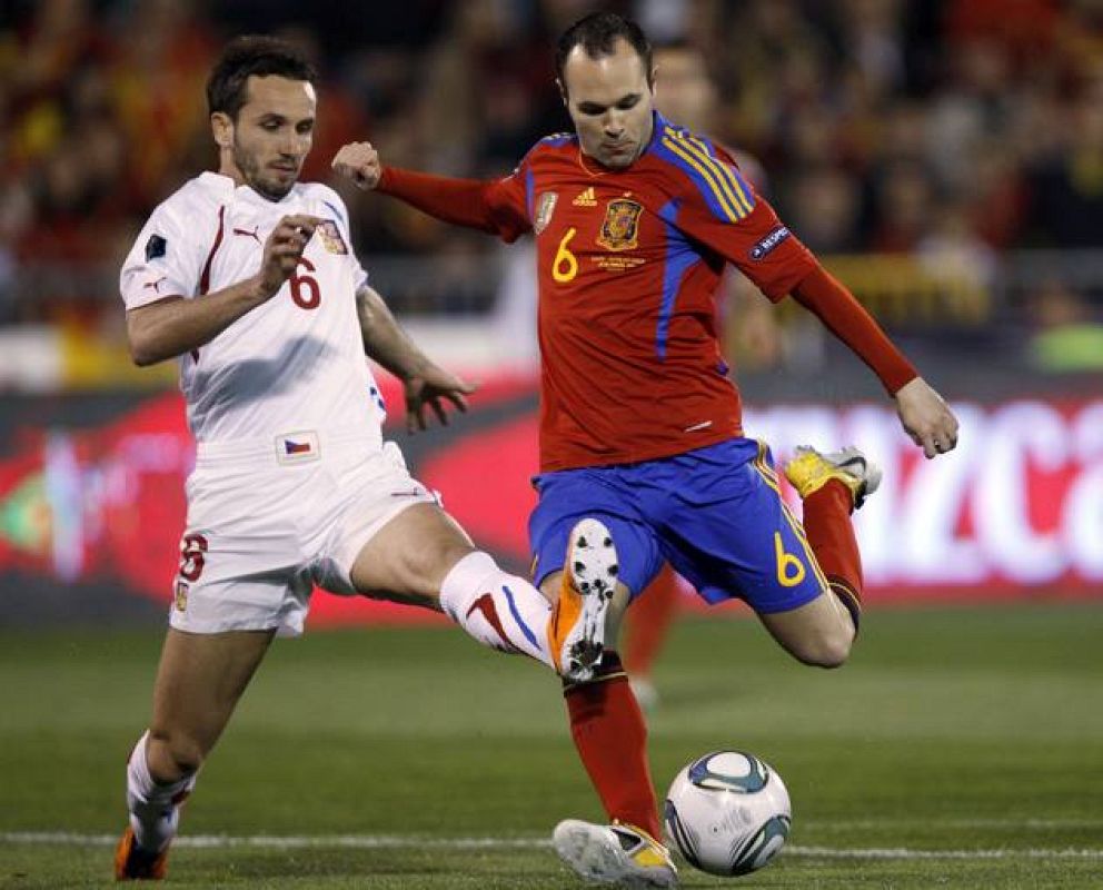 El mediocampista español Andrés Iniesta pelea el balón con Sivok de la República Checa en Granada.