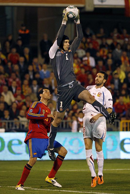 El guardameta de la República Checa, Cech, atrapa el balón en presencia del centrocampista español Sergio Busquets.