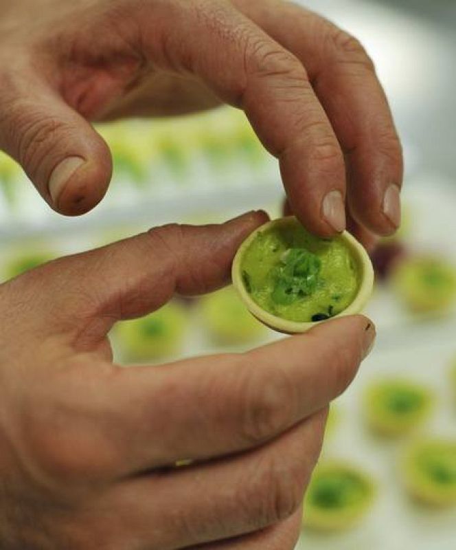 Uno de los cocineros reales sostiene uno canapé que suele servirse en las recepciones que se efectúan en el Palacio de Buckingham