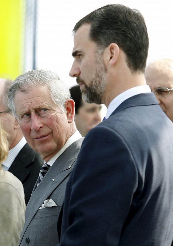 El príncipe de Gales observa al príncipe de Asturias durante la visita que ambos han realizado al Centro Tecnológico de Repsol-YPF