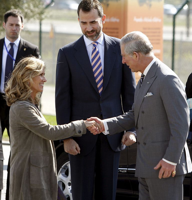 La duquesa de Cornualles acaricia a un perro-guía a su llegada a la Fundación Once en Boadilla del Monte (Madrid)