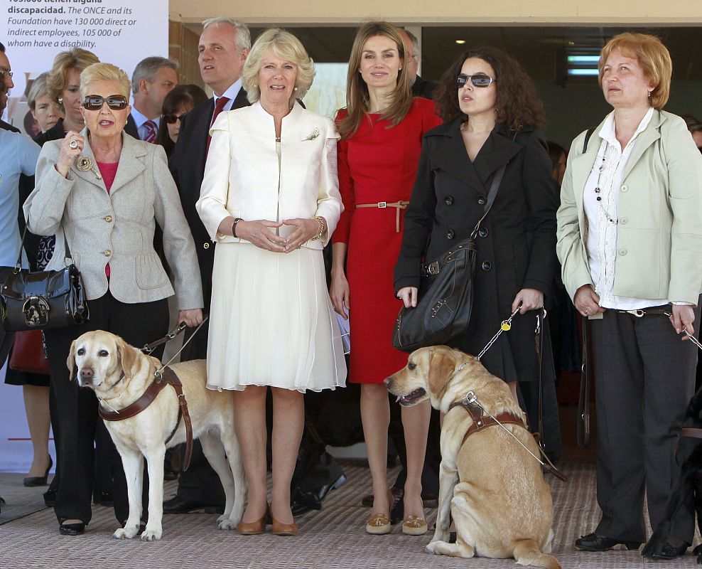 La princesa de Asturias y la duquesa de Cornualles acudieron a conocer el programa de perros-guía que desarrolla la Fundación Once en Boadilla del Monte (Madrid)