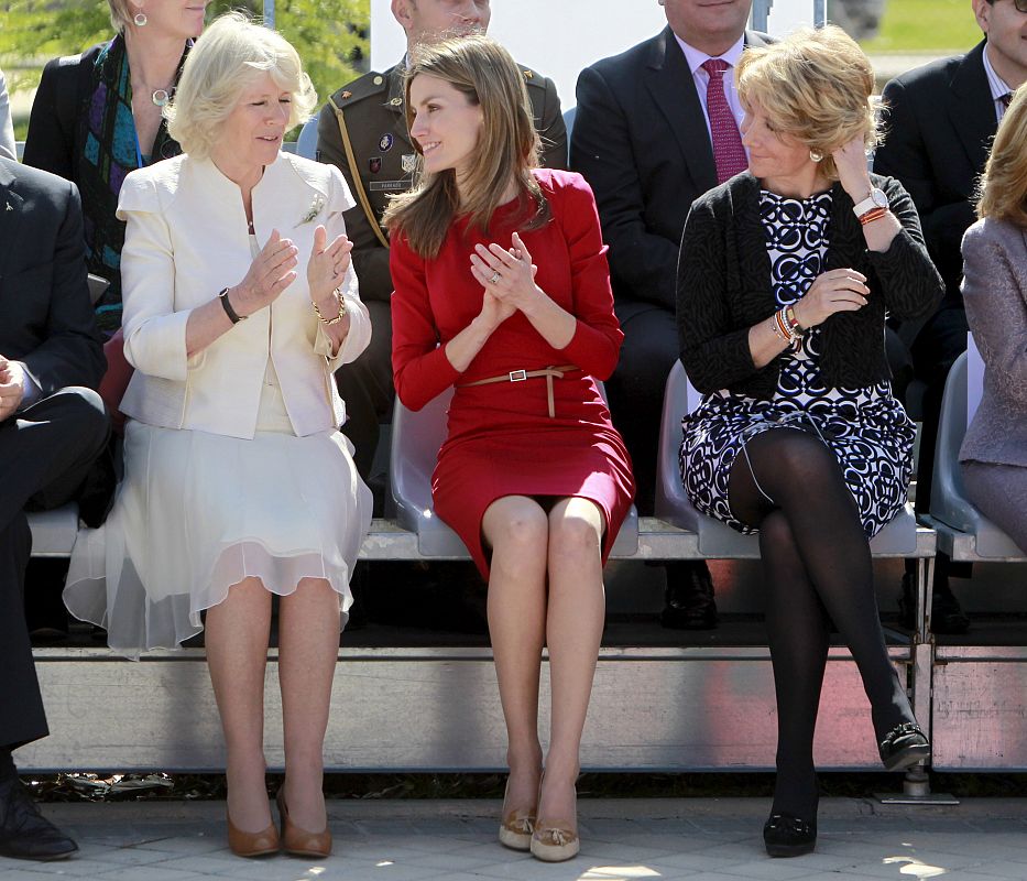 La princesa de Asturias y la duquesa de Cornualles acompañadas de la presidenta de la Comunidad de Madrid, Esperanza Aguirre, durante una demostración