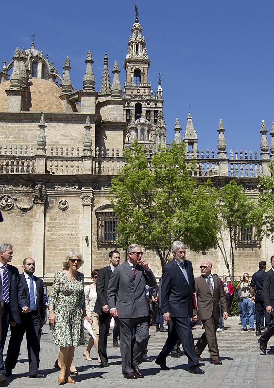El príncipe de Gales, Carlos de Inglaterra, y su esposa Camila, Duquesa de Cornualles, pasan junto a la Catedral y La Giralda durante la visita a Sevilla