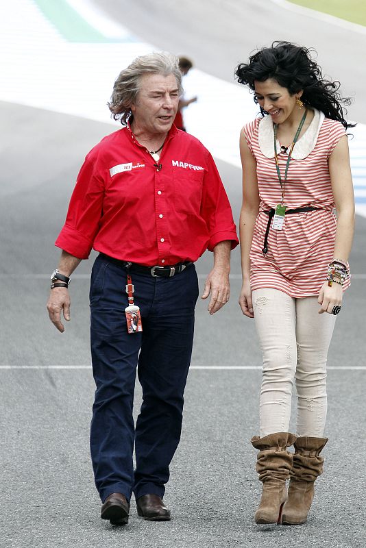 La candidata a Eurovisión 2011, Lucía Pérez, ha tenido la oportunidad de conocer las 'tripas' del GP de España de la mano de Ángel Nieto