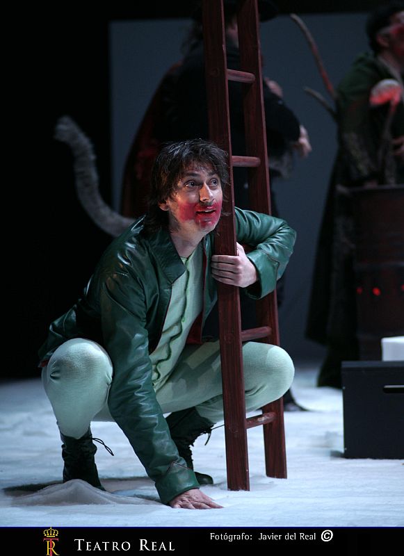 Los cantantes intepretan varios personajes en la obra