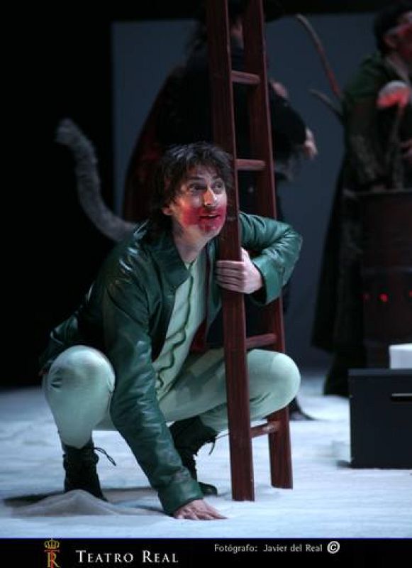  Los cantantes intepretan varios personajes en la obra