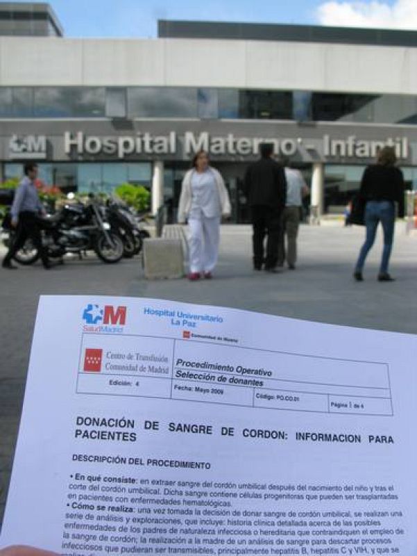 La mujer que da a luz y quiere donar la sangre del cordón umbilical firma un consentimiento informado