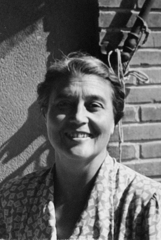 Una sonriente María Moliner en los años siguientes a la Guerra Civil, en Valencia
