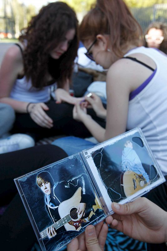 UNAS 40 JÓVENES ESPERAN ACAMPADAS DESDE EL DÍA UNO A BIEBER EN EL PALAU SANT JORDI