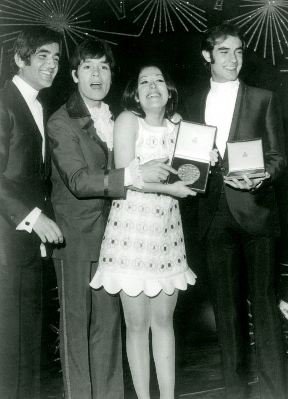 La intérprete de "La, la, la", junto al cantante británico Cliff Richard y el Dúo Dinámico