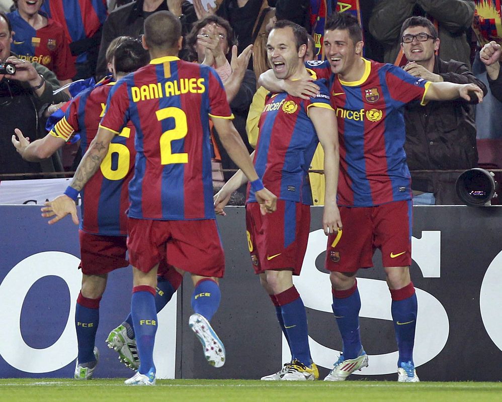 Andrés Iniesta (c) celebra con sus compañeros el primer gol.