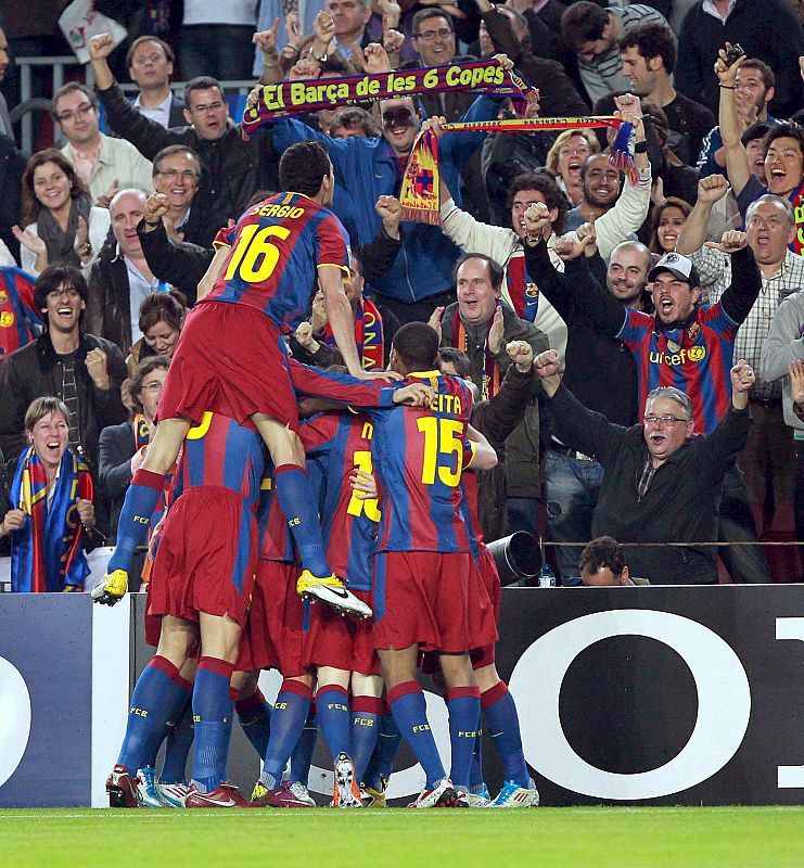 Los jugadores del FC Barcelona celebran el primer gol.