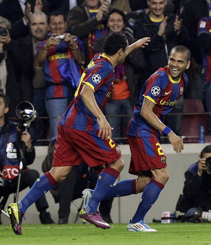 Alves celebra el segundo gol del Barça ante el Shakhtar