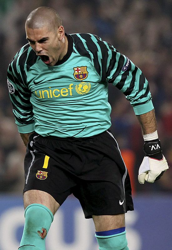 Víctor Valdes celebra la consecución del segundo gol de su equipo.