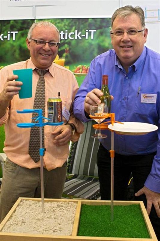 Los belgas Caarl De Rooster (i) y Philippe Schiettecatte (d) presentan su invento, el "Stick-It", un utensilio plegable, ligero y compacto destinado a sujetar diferentes objetos