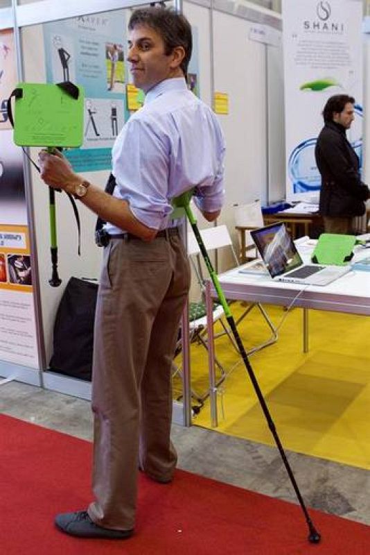 El inventor italiano Emanuele Lopopolo presenta su invento, el "axaver. The back Saver", un utensilio plegable en el que reposar la espalda