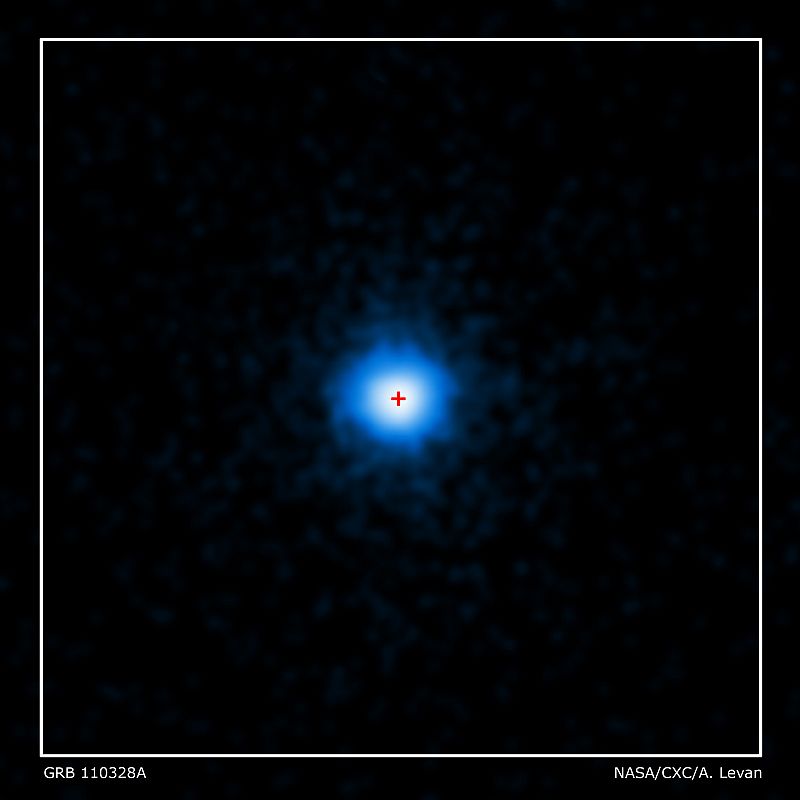 El centro de la fuente de rayos X se corresponde con el centro de la galaxia captada por el Hubble (cruz roja)
