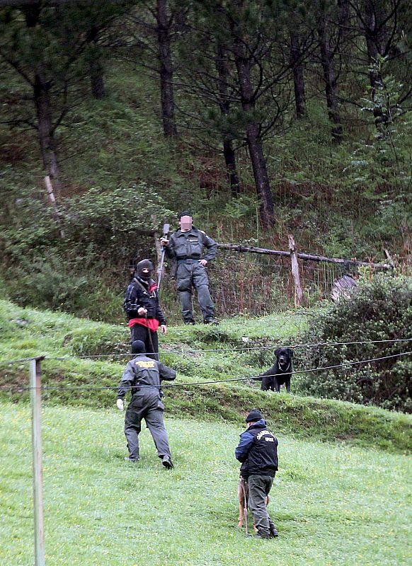 Son presuntos miembros 'legales' dedicados a la distribución de armas y explosivos a la banda