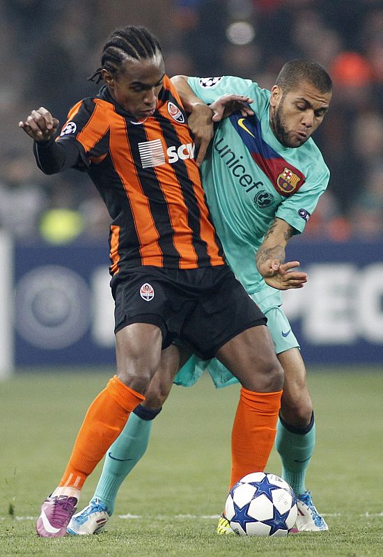 El jugador del Shakhtar Willian (I) pugna con el barcelonista Dani Alves.