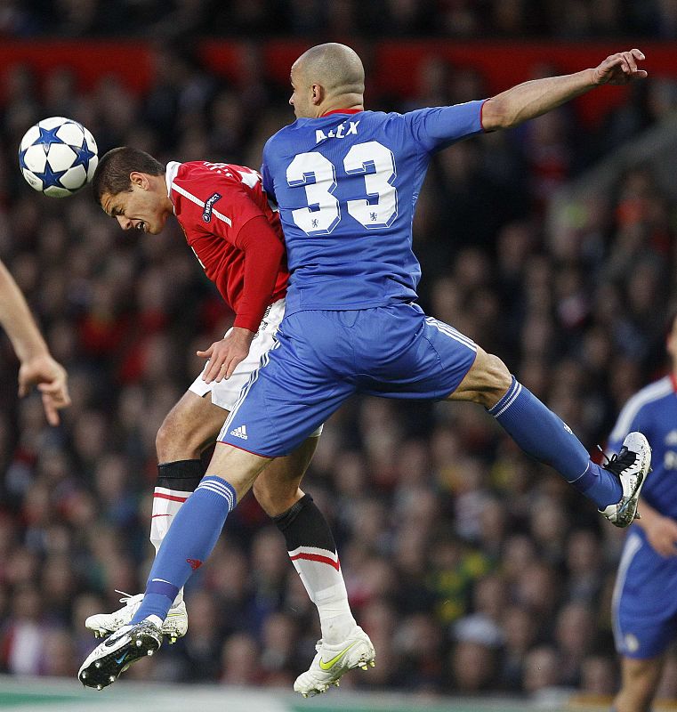 El jugador del Manchester United Javier Hernandez (I) lucha con Alex, del Chelsea.