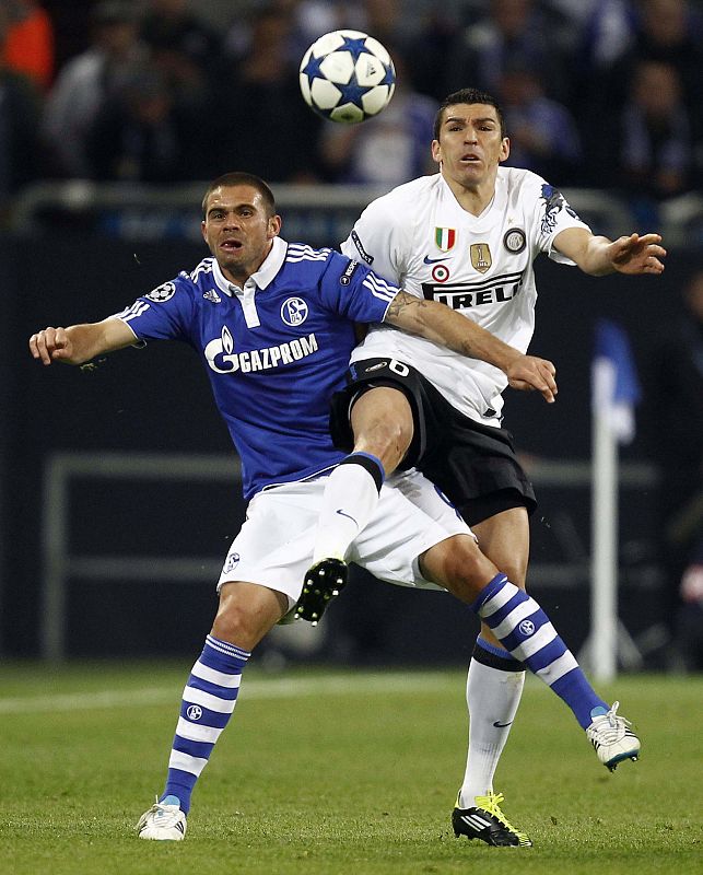 Edu, del Schalke 04, pugna con su compatriota Lucio (D) del Inter de Milán.