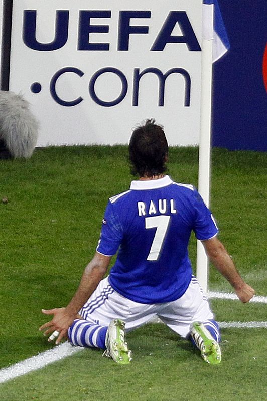 Raúl González  celebra su gol ante el Inter de Milán.