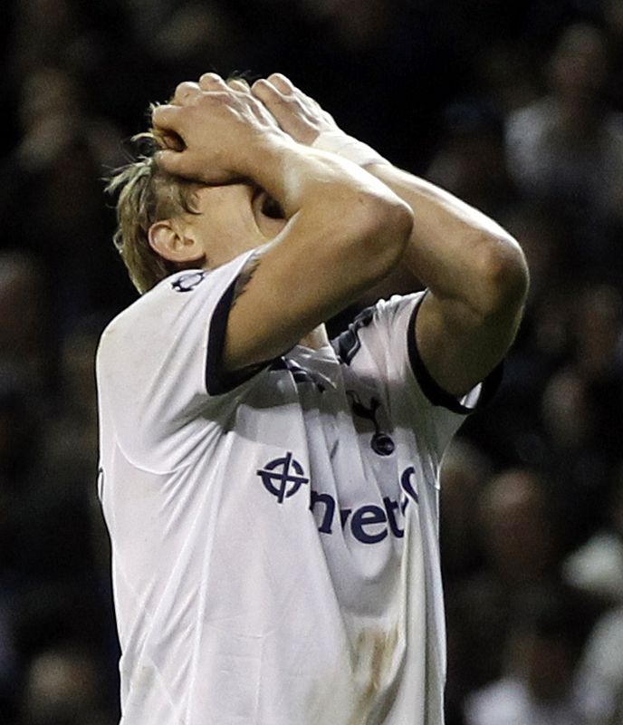 El jugador del Tottenham Roman Pavlyuchenko se lamenta de un error.