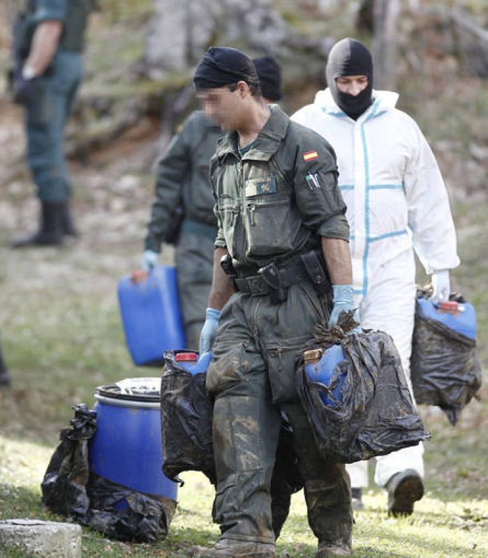 Efectivos de la Guardia Civil sacan el material encontrado en uno de los zulos