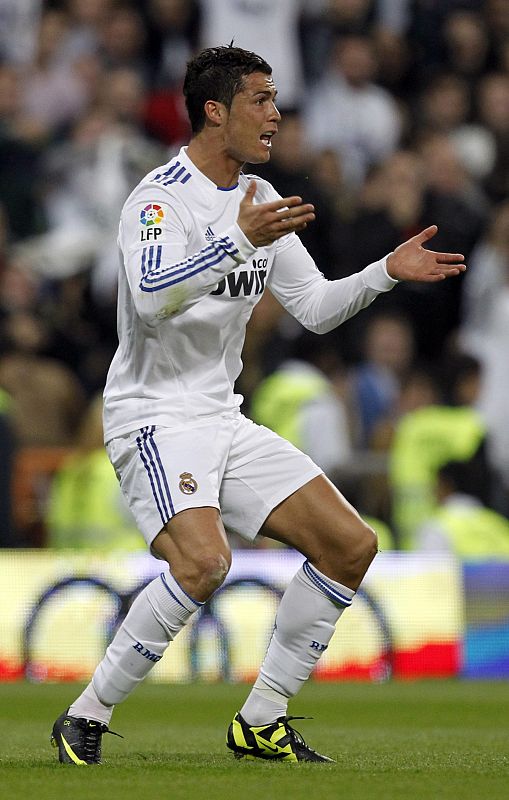 Cristiano Ronaldo se lamenta tras fallar una clara ocasión de gol.