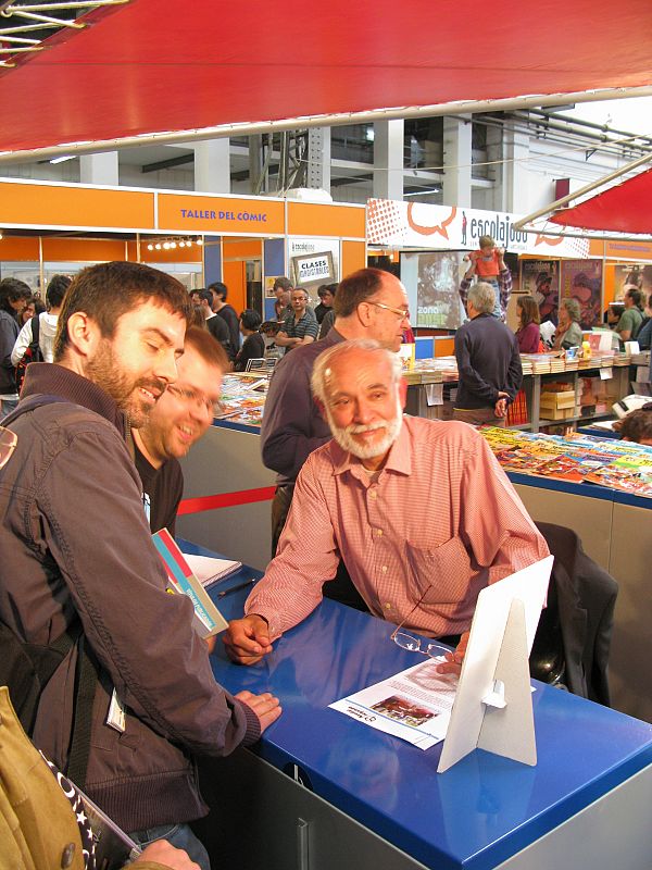 Jan, el autor de 'Superlópez', posa con sus fans