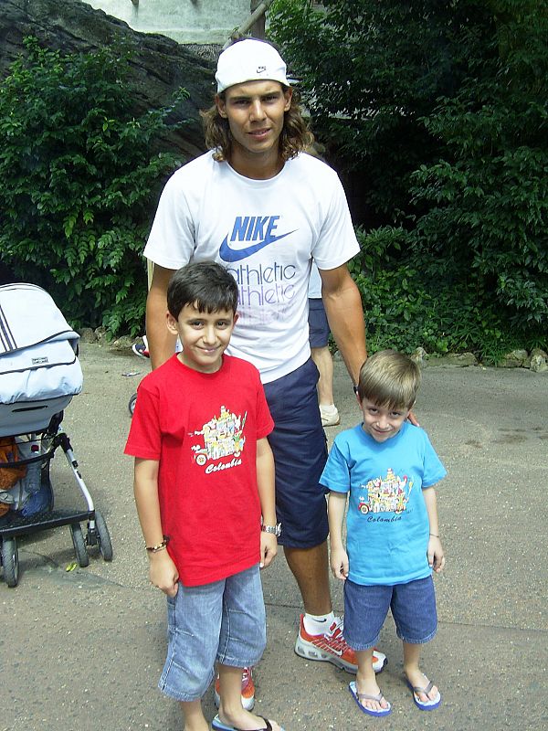 En esta foto están mis dos hijos, Alberto y Diego, con Rafa Nadal.